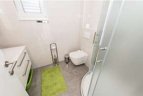 Apartment Right on the Janice Beach in Pakostane