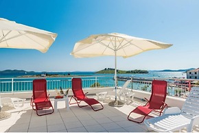 Apartment Right on the Janice Beach in Pakostane