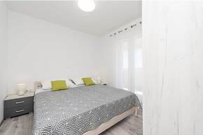 Apartment Right on the Janice Beach in Pakostane