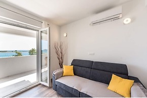 Apartment Right on the Janice Beach in Pakostane