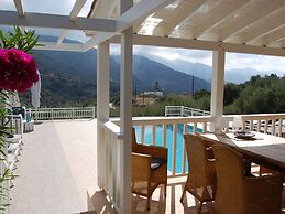 Beautiful Villa Near Sea in Epano Sisi