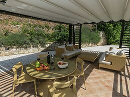 Luxury, Modern Apartment With Pool and Stunning Views