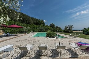 Luxury, Modern Apartment With Pool and Stunning Views