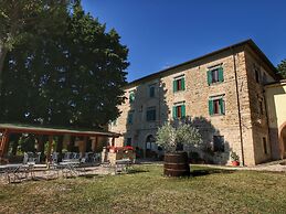 Splendid Farmhouse in Gualdo Cattaneo with Hot Tub