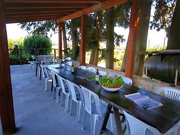 Splendid Farmhouse in Gualdo Cattaneo with Hot Tub