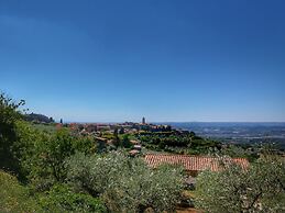 Splendid Farmhouse in Gualdo Cattaneo with Hot Tub