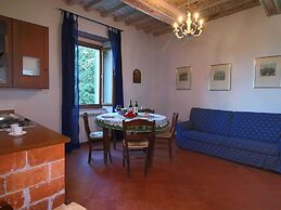 Splendid Farmhouse in Gualdo Cattaneo with Hot Tub