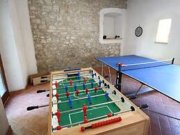 Splendid Farmhouse in Gualdo Cattaneo with Hot Tub