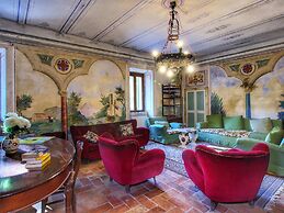 Splendid Farmhouse in Gualdo Cattaneo with Hot Tub