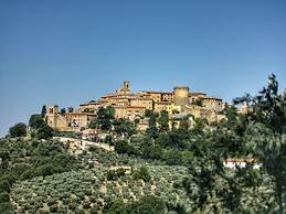 Splendid Farmhouse in Gualdo Cattaneo with Hot Tub