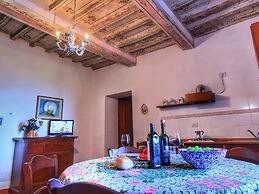 Splendid Farmhouse in Gualdo Cattaneo with Hot Tub