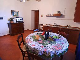 Splendid Farmhouse in Gualdo Cattaneo with Hot Tub