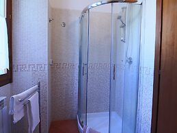 Splendid Farmhouse in Gualdo Cattaneo with Hot Tub