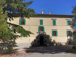 Splendid Farmhouse in Gualdo Cattaneo with Hot Tub