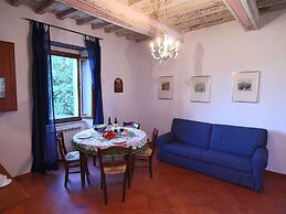 Splendid Farmhouse in Gualdo Cattaneo with Hot Tub