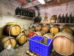 Splendid Farmhouse in Gualdo Cattaneo with Hot Tub