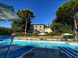 Splendid Farmhouse in Gualdo Cattaneo with Hot Tub