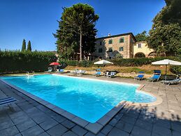 Splendid Farmhouse in Gualdo Cattaneo with Hot Tub