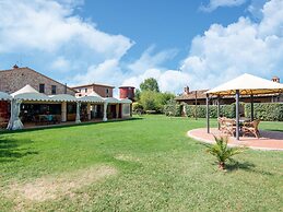 Snug Farmhouse in Castiglione del Lago With Pool