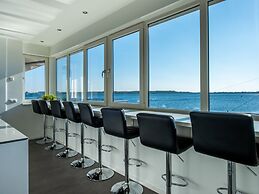 Waterfront Penthouse With Roof Terrace