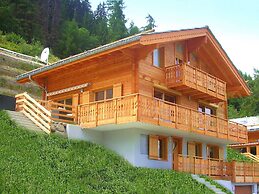 A Luxurious 12 Person Chalet With Superb View