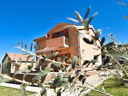 Holiday Home in Veli Iz With Fenced Garden