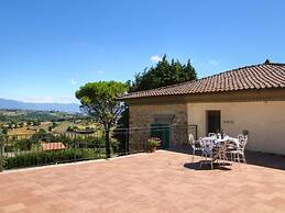 Beautiful Farmhouse with Hot Tub in Umbria