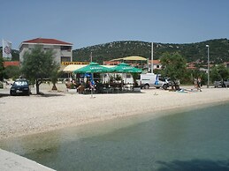 Charming Apartment in Vinisce With Jetty