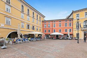 Lake View Historical Center Apartment