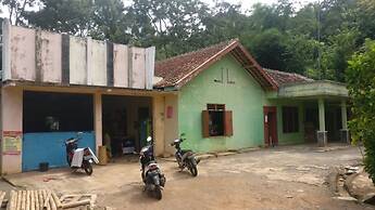 Adji Homestay - Hostel
