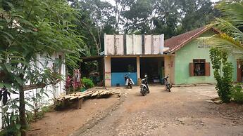 Adji Homestay - Hostel