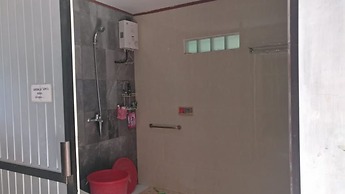 Adji Homestay - Hostel