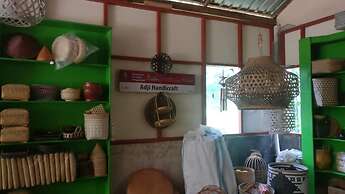 Adji Homestay - Hostel