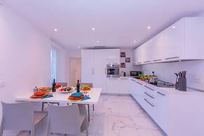 Yellow View Apartment