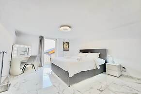 Red View Apartment