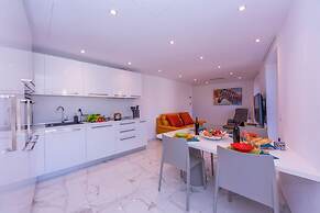 Red View Apartment