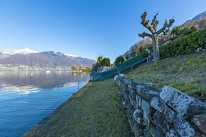 Garden on the lake 2