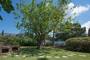 Una Scogliera sul Mare con Piscina by Wonderful Italy