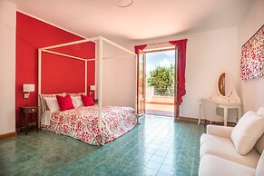 Una Scogliera sul Mare con Piscina by Wonderful Italy