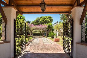 Una Scogliera sul Mare con Piscina by Wonderful Italy