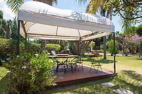 Una Scogliera sul Mare con Piscina by Wonderful Italy