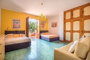 Una Scogliera sul Mare con Piscina by Wonderful Italy