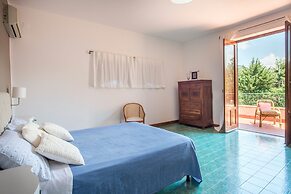 Una Scogliera sul Mare con Piscina by Wonderful Italy