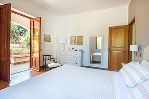 Una Scogliera sul Mare con Piscina by Wonderful Italy