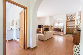 Una Scogliera sul Mare con Piscina by Wonderful Italy