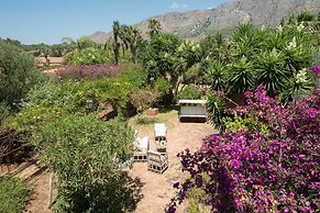Una Scogliera sul Mare con Piscina by Wonderful Italy