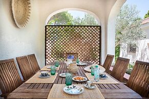 Una Scogliera sul Mare con Piscina by Wonderful Italy