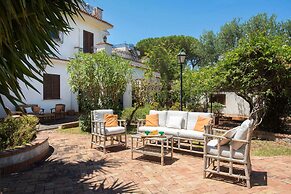 Una Scogliera sul Mare con Piscina by Wonderful Italy