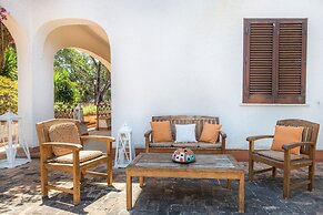 Una Scogliera sul Mare con Piscina by Wonderful Italy