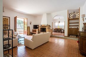 Una Scogliera sul Mare con Piscina by Wonderful Italy